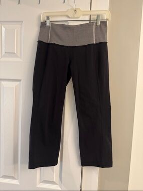 Lululemon Striped Black & White Athletic Capri Leggings